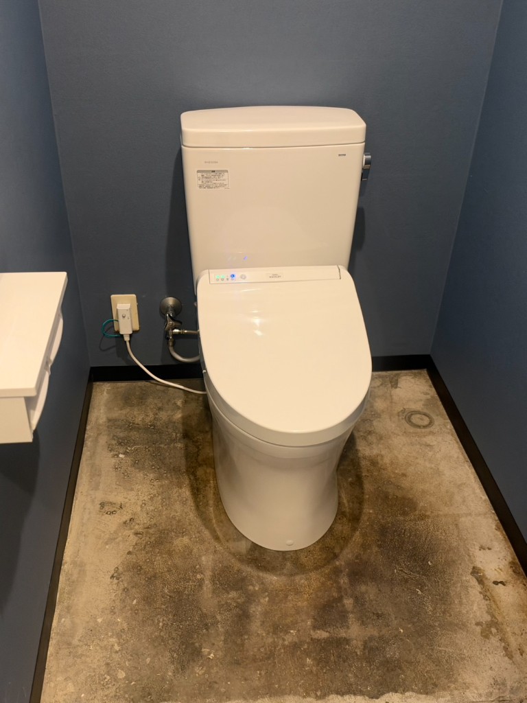 交換後のトイレと貼り替え後の壁クロス