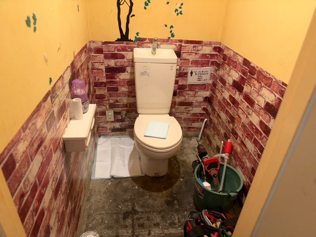 交換前のトイレと既存の壁クロス